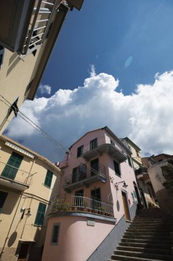 La Spezia, Liguria, İtalya 'da bulunan Manarola Cinque Terre köyündeki evlerin manzarası - 16 Mayıs 2016