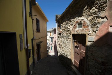 La Spezia, Liguria, İtalya 'da bulunan Manarola Cinque Terre köyündeki evlerin manzarası - 16 Mayıs 2016