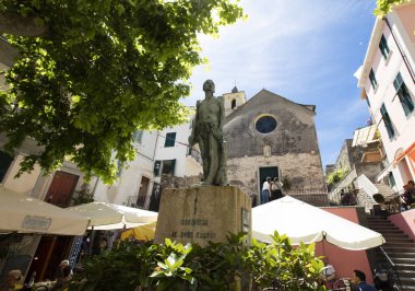 Corniglia, La Spezia, Liguria, İtalya 'daki Aziz Catherine Kilisesi' nin önündeki anıt ve heykel - 21 Mayıs 2016