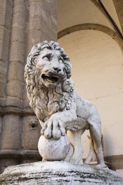 Medici Aslanı Loggia dei Lanzi 'nin dışında, İtalya' nın Floransa kentindeki Piazzo della Signoria 'da, 22 Mayıs 2016