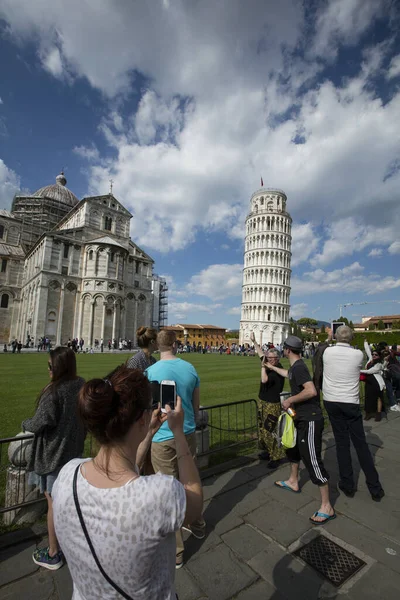 Turisti Divertono Posare Foto Con Campanile Medievale Del Duomo Pisa — Foto Stock