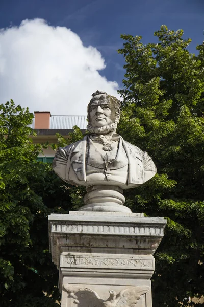 Δημόσιο Άγαλμα Του Camillo Benso Count Cavour Στην Κεντρική Πλατεία — Φωτογραφία Αρχείου