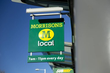 Manchester, İngiltere 'deki bir Morrison Yerel Market' in İmzası ve Markası - 19 Kasım 2013