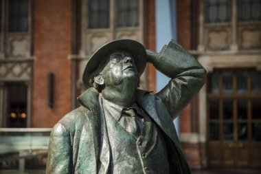St Pancras İstasyonu, Londra, Birleşik Krallık, 17 Temmuz 2019, Sör John Betjeman 'ın heykeli