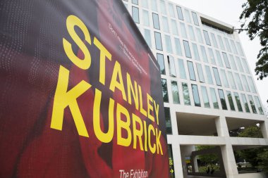 Londra, Birleşik Krallık, 18 Temmuz 2019, Stanley Kubrick Sergi afişleri Kensington Tasarım Müzesi önünde