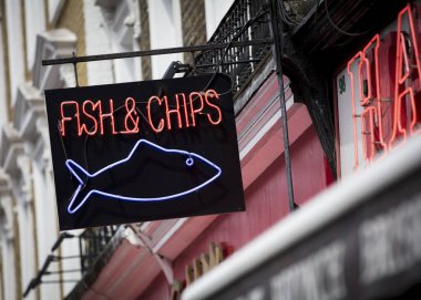 Londra, Birleşik Krallık, 17 Temmuz 2019, Londra 'nın merkezinde Fish and Chips tabelası