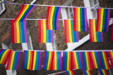 Londra, Birleşik Krallık, 18 Temmuz 2019, Londra 'nın merkezindeki Soho' da gurur bayrakları ve kiraz kuşları asıldı.
