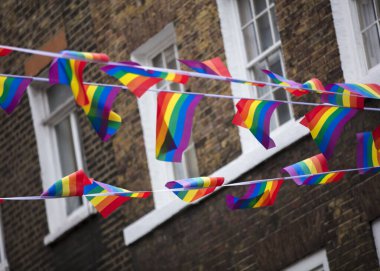 Londra, Birleşik Krallık, 18 Temmuz 2019, Londra 'nın merkezindeki Soho' da gurur bayrakları ve kiraz kuşları asıldı.