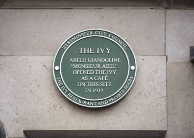 Londra, Birleşik Krallık, 17 Temmuz 2019, Ivy restoranının kuruluşunu gösteren yeşil plaket.