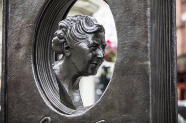 Londra, Birleşik Krallık, 17 Temmuz 2019, Soho Londra 'daki Agatha Christie Heykeli