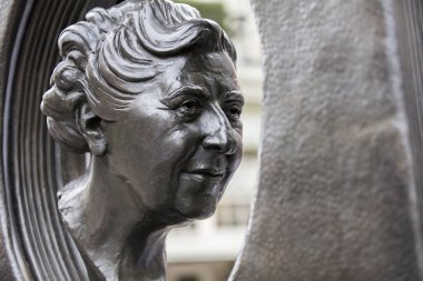 Londra, Birleşik Krallık, 17 Temmuz 2019, Soho Londra 'daki Agatha Christie Heykeli