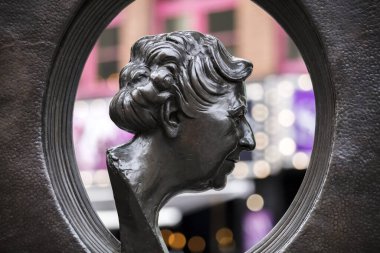 Londra, Birleşik Krallık, 17 Temmuz 2019, Soho Londra 'daki Agatha Christie Heykeli