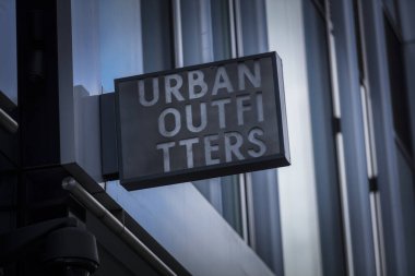 Londra, Büyük Londra, İngiltere, 7 Şubat 2018, Urban Outfitters Store için bir tabela ve logo