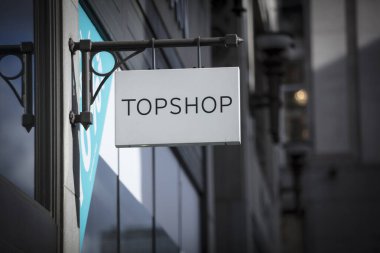 Londra, Büyük Londra, İngiltere, 7 Şubat 2018, Topshop mağazası için bir işaret ve logo
