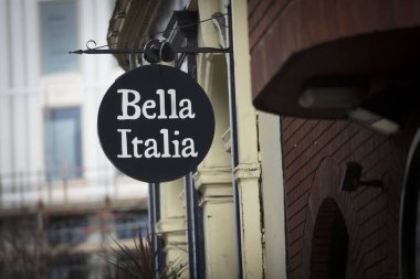 Londra, Büyük Londra, İngiltere, 7 Şubat 2018, Bella Italia Restoranı için bir işaret ve logo