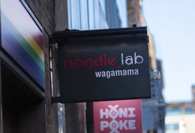 Londra, Büyük Londra, İngiltere, 7 Şubat 2018, Soho 'daki Wagamama Noodle Laboratuvarı için bir işaret ve logo.