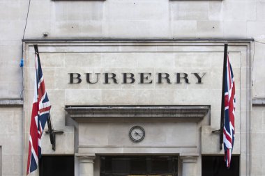 Londra, Büyük Londra, İngiltere, 7 Şubat 2018, Londra 'nın merkezinde Burberry için bir işaret ve logo.