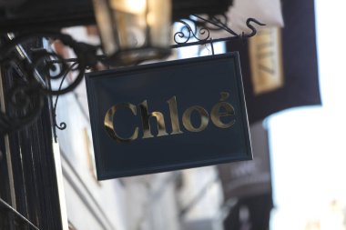 Londra, Büyük Londra, İngiltere, 7 Şubat 2018, Bond Caddesi 'ndeki Chloe mağazası için bir tabela ve logo.