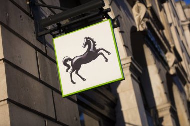 Londra, Büyük Londra, İngiltere, 7 Şubat 2018, Londra 'nın merkezindeki Lloyds Bank şubesi için bir işaret ve logo.