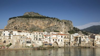 Önünde liman bulunan Cefalu kasabası, Cefalu, Sicilya, İtalya - 7 Haziran 2015