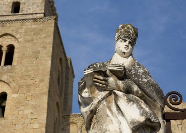Cefalu, Cefalu, Sicilya, İtalya, Avrupa Katedral Bazilikası 'nın ön cephesinin önündeki heykel görüntüsü - Haziran 2015