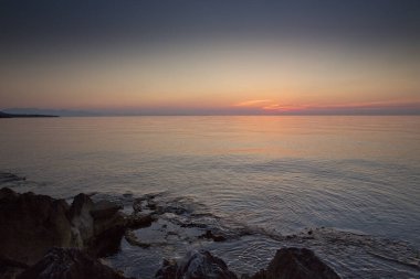 Günbatımında Cefalu Liman Duvarı 'ndan görüntü, Cefalu, Sicilya, İtalya - Haziran 2015