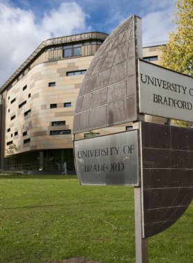 Bradford, Batı Yorkshire, İngiltere - 9 Ekim 2013, Bradford Üniversitesi için Bradfords Şehir Merkezi Kampüsü tabelası