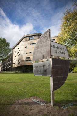 Bradford, Batı Yorkshire, İngiltere - 9 Ekim 2013, Bradford Üniversitesi için Bradfords Şehir Merkezi Kampüsü tabelası