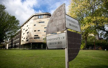 Bradford, Batı Yorkshire, İngiltere - 9 Ekim 2013, Bradford Üniversitesi için Bradfords Şehir Merkezi Kampüsü tabelası