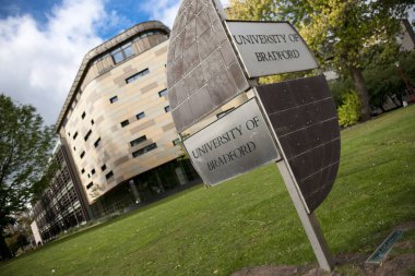 Bradford, Batı Yorkshire, İngiltere - 9 Ekim 2013, Bradford Üniversitesi için Bradfords Şehir Merkezi Kampüsü tabelası