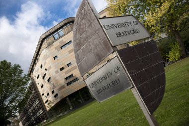 Bradford, Batı Yorkshire, İngiltere - 9 Ekim 2013, Bradford Üniversitesi için Bradfords Şehir Merkezi Kampüsü tabelası