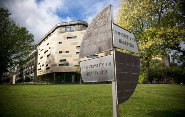 Bradford, Batı Yorkshire, İngiltere - 9 Ekim 2013, Bradford Üniversitesi için Bradfords Şehir Merkezi Kampüsü tabelası