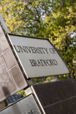 Bradford, Batı Yorkshire, İngiltere - 9 Ekim 2013, Bradford Üniversitesi için Bradfords Şehir Merkezi Kampüsü tabelası