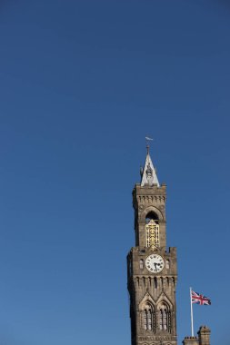 Bradford, West Yorkshire, İngiltere, Ekim 2013, Bradford Belediye Binası 'nın mavi gökyüzüne karşı manzarası, Citypark, Centenary Square
