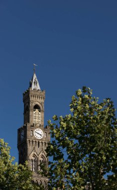 Bradford, West Yorkshire, İngiltere, Ekim 2013, Bradford Belediye Binası 'nın mavi gökyüzüne karşı manzarası, Citypark, Centenary Square