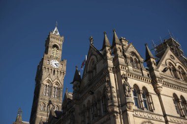 Bradford, West Yorkshire, İngiltere, Ekim 2013, Bradford Belediye Binası 'nın mavi gökyüzüne karşı manzarası, Citypark, Centenary Square