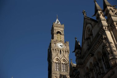 Bradford, West Yorkshire, İngiltere, Ekim 2013, Bradford Belediye Binası 'nın mavi gökyüzüne karşı manzarası, Citypark, Centenary Square