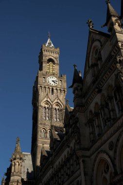 Bradford, West Yorkshire, İngiltere, Ekim 2013, Bradford Belediye Binası 'nın mavi gökyüzüne karşı manzarası, Citypark, Centenary Square