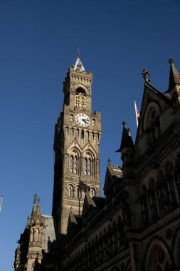 Bradford, West Yorkshire, İngiltere, Ekim 2013, Bradford Belediye Binası 'nın mavi gökyüzüne karşı manzarası, Citypark, Centenary Square