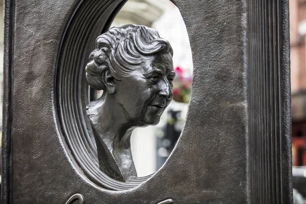 Londra, Birleşik Krallık, 17 Temmuz 2019, Soho Londra 'daki Agatha Christie Heykeli