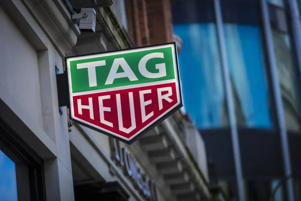 Londra, Büyük Londra, İngiltere, 7 Şubat 2018, TAG Heuer mağazası için bir işaret ve logo