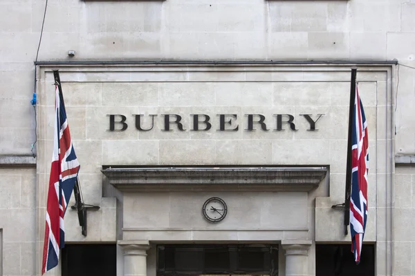 Londra, Büyük Londra, İngiltere, 7 Şubat 2018, Londra 'nın merkezinde Burberry için bir işaret ve logo.