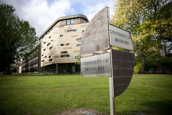 Bradford, Batı Yorkshire, İngiltere - 9 Ekim 2013, Bradford Üniversitesi için Bradfords Şehir Merkezi Kampüsü tabelası