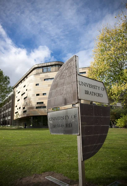 Bradford, Batı Yorkshire, İngiltere - 9 Ekim 2013, Bradford Üniversitesi için Bradfords Şehir Merkezi Kampüsü tabelası