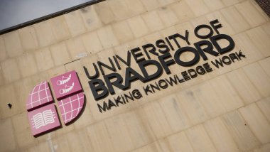 Bradford, Batı Yorkshire, İngiltere - 9 Ekim 2013, Bradford Üniversitesi için Bradfords Şehir Merkezi Kampüsü tabelası