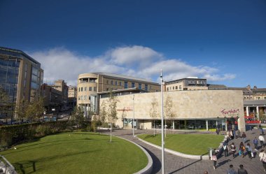 Bradford, Batı Yorkshire, İngiltere, Ekim 2013, Bradfords City Par 'daki Centenary Square manzarası
