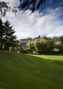 Bradford, West Yorkshire, İngiltere - 9 Ekim 2013, Bradford Üniversitesi kampüs parkı ve arka planda Theatre in the Mill ile yeşil alan