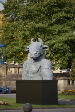 Bradford, Yorkshire, İngiltere, Ekim 2013, Lister Park Bahçeleri 'ndeki Cartwright Hall Sanat Galerisinde minotor heykel