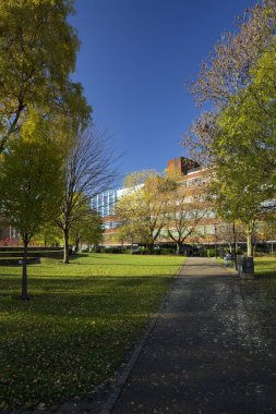 Manchester, Greater Manchester, İngiltere, Ekim 2013, Tüm Saint Park 'tan Manchester Metropolitan Üniversitesi' nin kütüphanesinin manzarası