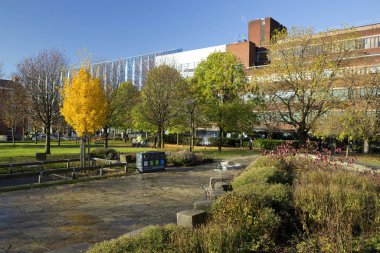 Manchester, Greater Manchester, İngiltere, Ekim 2013, Tüm Saint Park 'tan Manchester Metropolitan Üniversitesi' nin kütüphanesinin manzarası